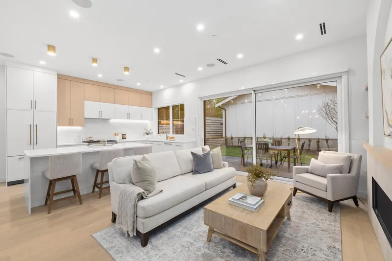 2 810 E 22ND AVENUE - photo 3 of 25