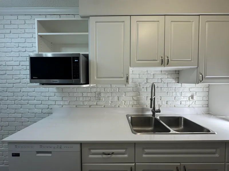 124 11806 88 AVENUE - photo 2 of 14