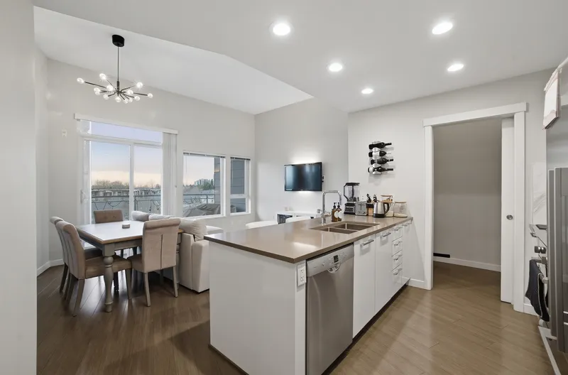 507 3263 PIERVIEW CRESCENT - photo 3 of 20