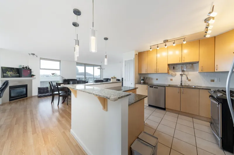 702 8460 GRANVILLE AVENUE - photo 4 of 18