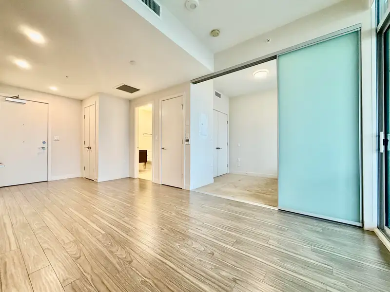 2501 6383 MCKAY AVENUE - photo 4 of 8