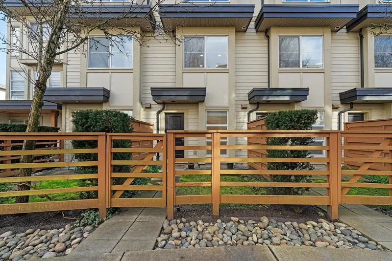 39 19477 72A AVENUE - photo 2 of 25