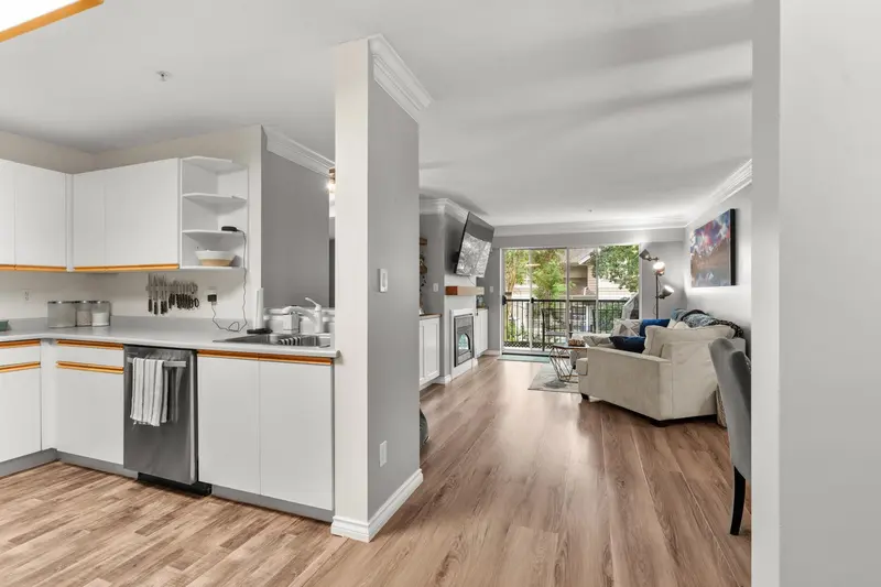 208 20881 56 AVENUE - photo 2 of 25