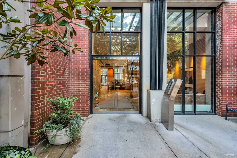 1703 977 MAINLAND STREET - photo 3 of 25