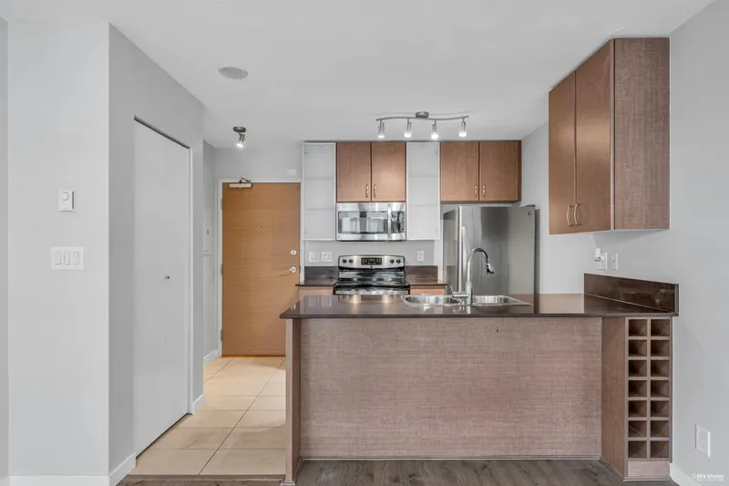 1703 977 MAINLAND STREET - photo 4 of 25