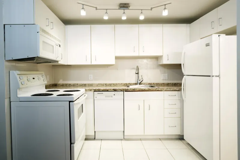 807 555 JERVIS STREET - photo 4 of 11