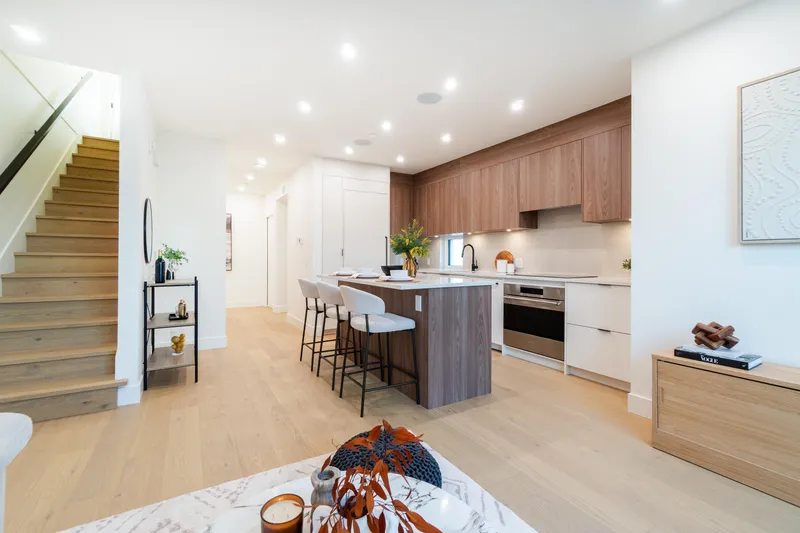 122 1552 E 3RD AVENUE - photo 3 of 25