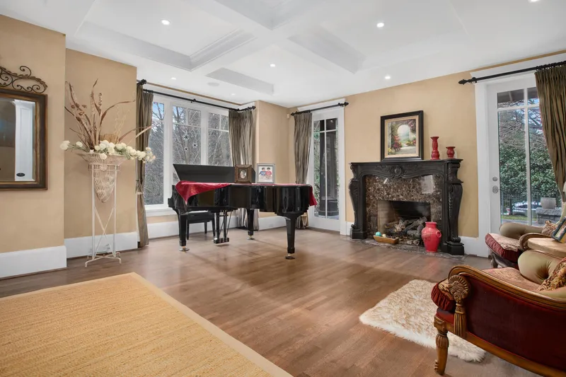 2060 GISBY STREET - photo 4 of 25