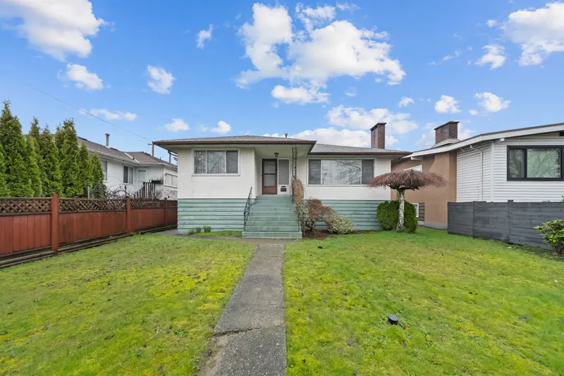 3115 E 49 AVENUE - photo 2 of 25