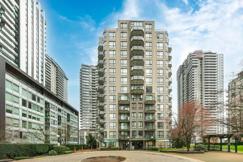 101 828 AGNES STREET - photo 1 of 23