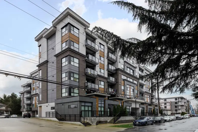 304 20695 EASTLEIGH CRESCENT - photo 1 of 20