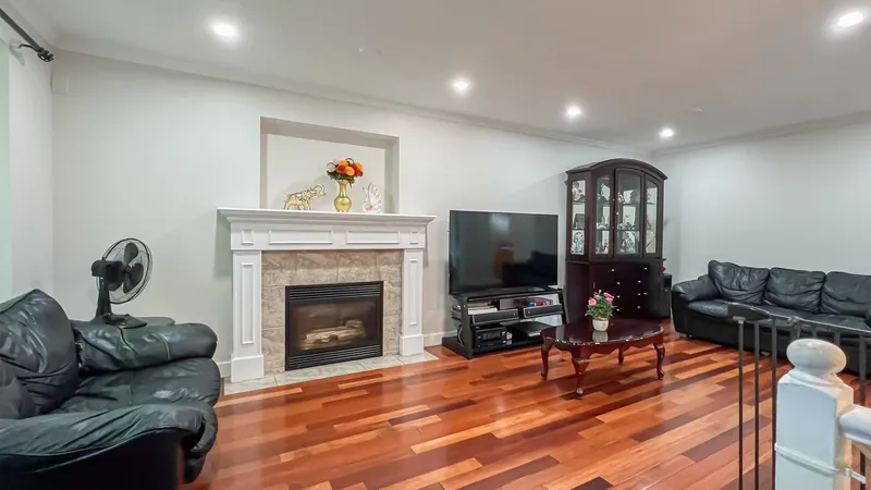 1553 BURRILL AVENUE - photo 4 of 25