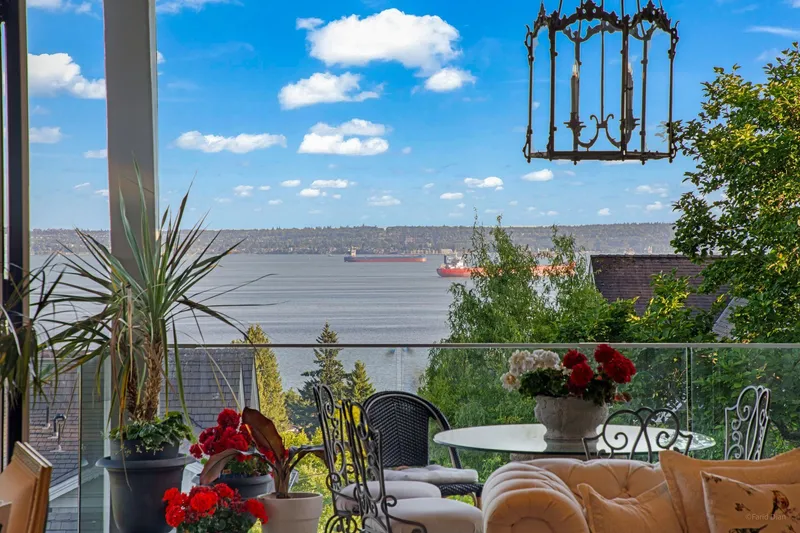 2538 OTTAWA AVENUE - photo 4 of 25