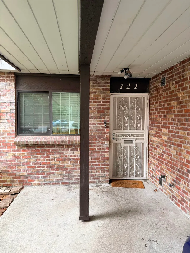 121 7468 138 STREET - photo 1 of 17