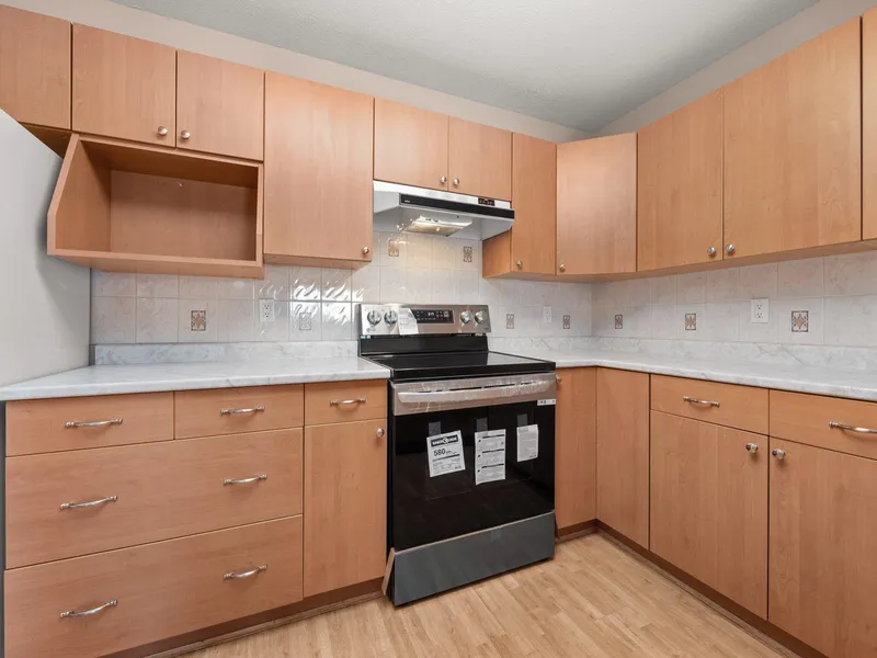 204 1140 55 STREET - photo 3 of 25