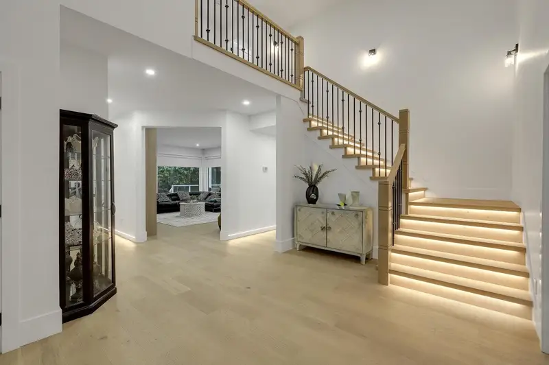 18040 20 AVENUE - photo 3 of 25