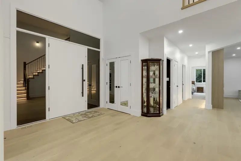 18040 20 AVENUE - photo 4 of 25