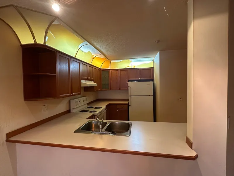 502 70 RICHMOND STREET - photo 2 of 11