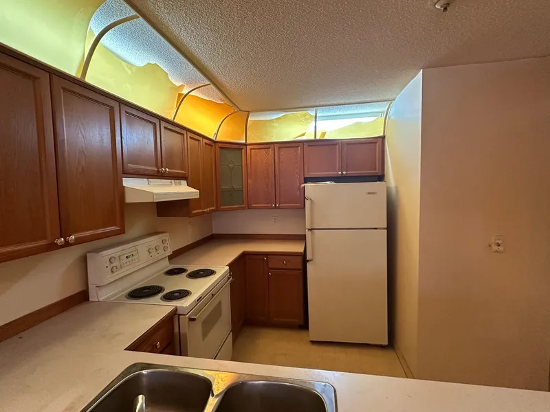 502 70 RICHMOND STREET - photo 3 of 11