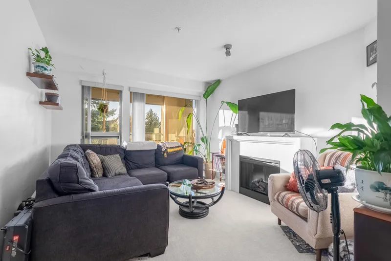 305 4550 FRASER STREET - photo 4 of 25