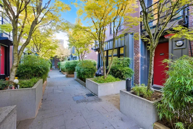 2761 GUELPH STREET - photo 3 of 25