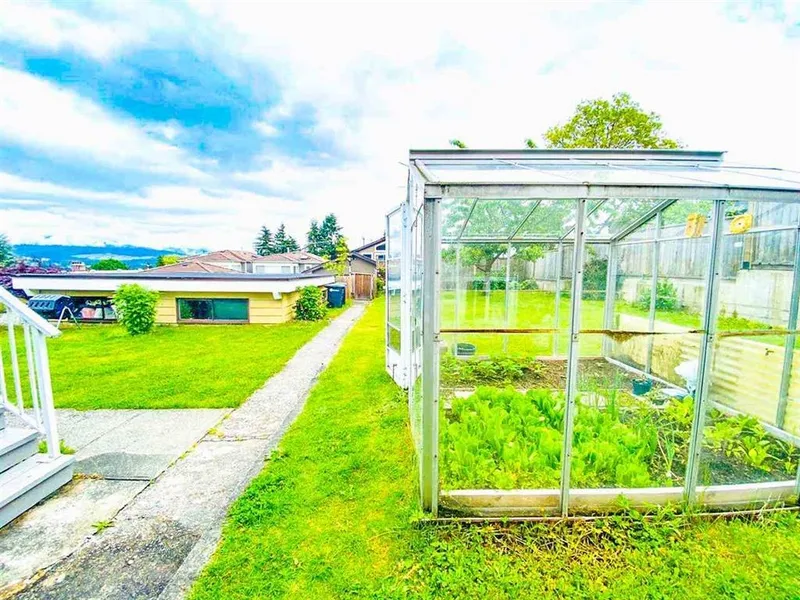 5662 BOOTH AVENUE - photo 4 of 23