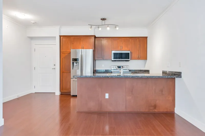 210 1375 VIEW CRESCENT - photo 4 of 25