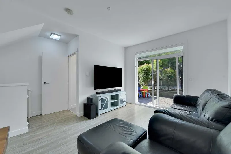 6 7039 MACPHERSON AVENUE - photo 3 of 25