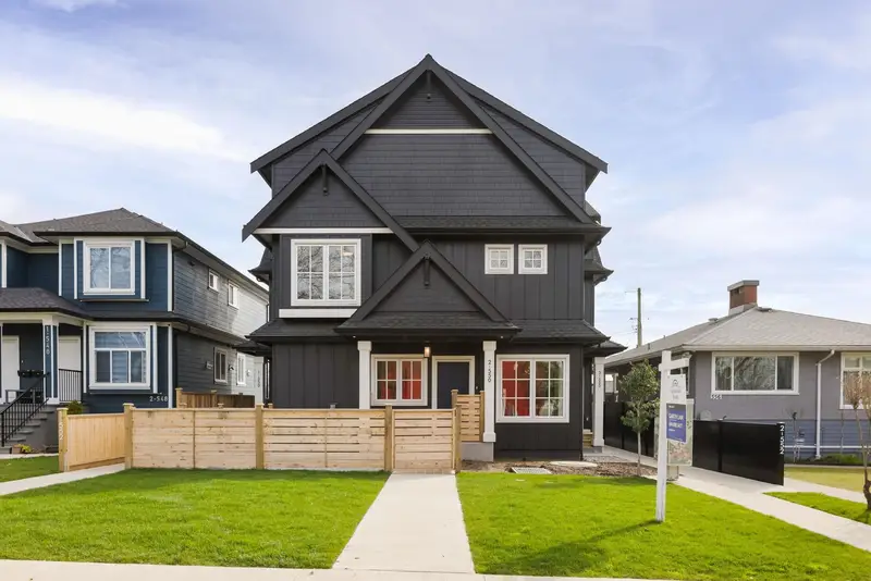 2 550 KASLO STREET - photo 1 of 25