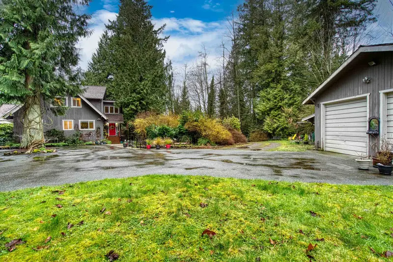 20017 FERNRIDGE CRESCENT - photo 3 of 25