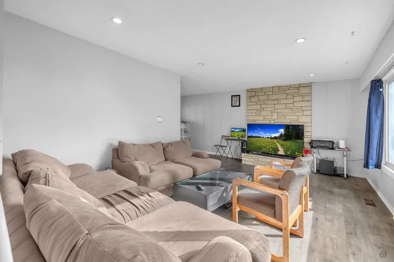 13105 64 AVENUE - photo 2 of 24