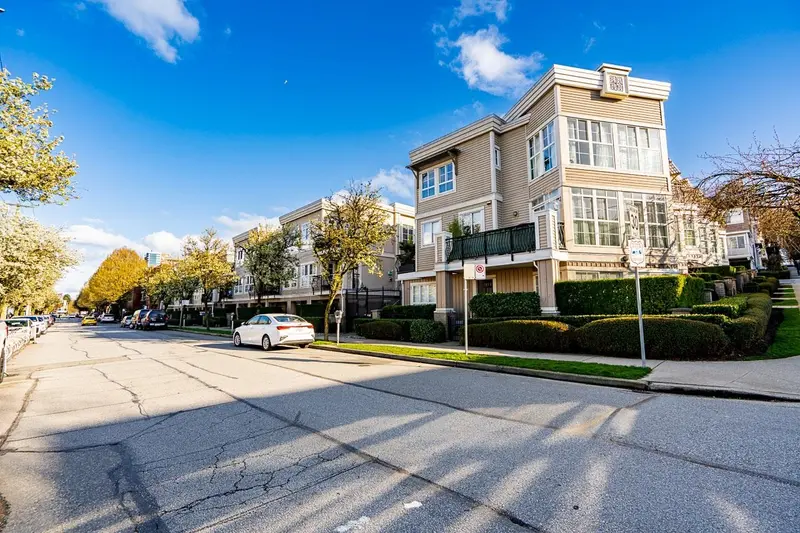 310 678 W 7TH AVENUE - photo 2 of 25