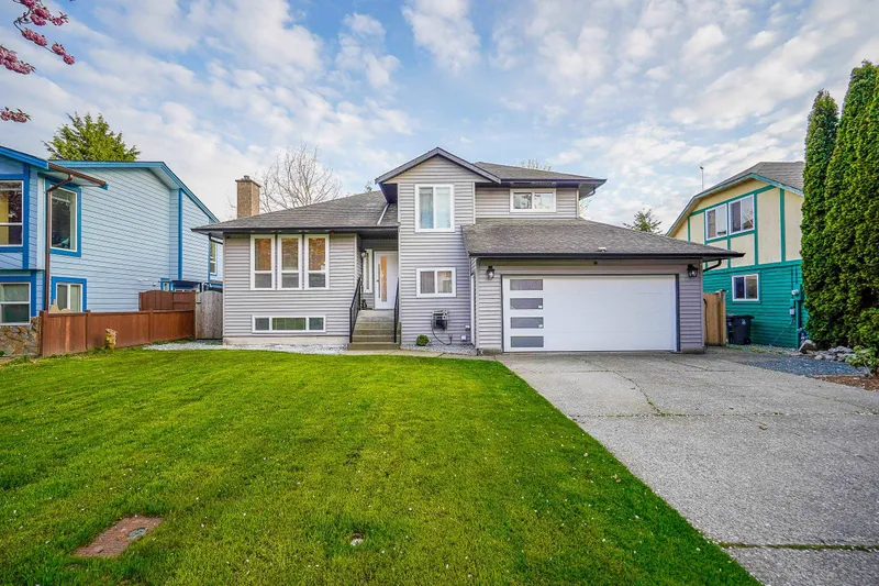 15270 84A AVENUE - photo 2 of 25