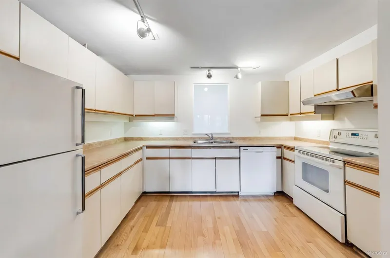 5-1 550 BEATTY STREET - photo 2 of 25