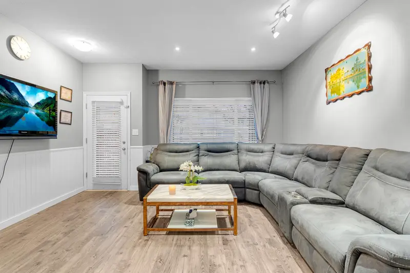 49 18701 66 AVENUE - photo 3 of 17