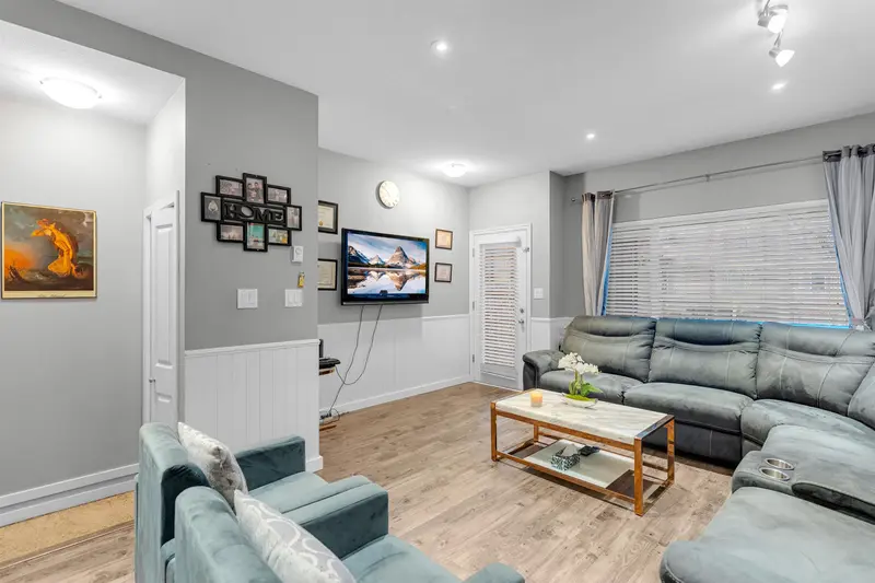 49 18701 66 AVENUE - photo 4 of 17