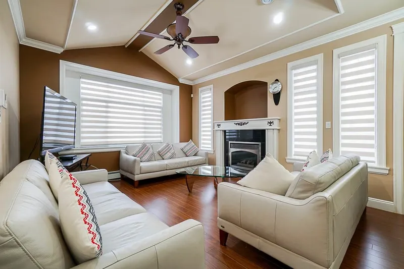 15588 92 AVENUE - photo 3 of 9