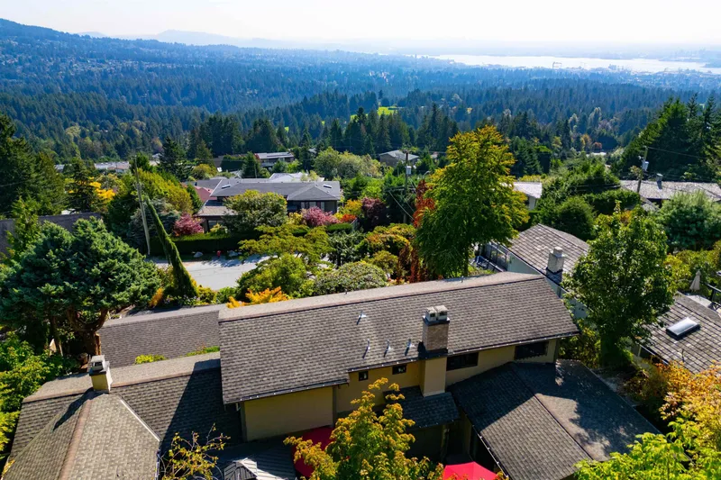 560 CRAIGMOHR DRIVE - photo 3 of 25