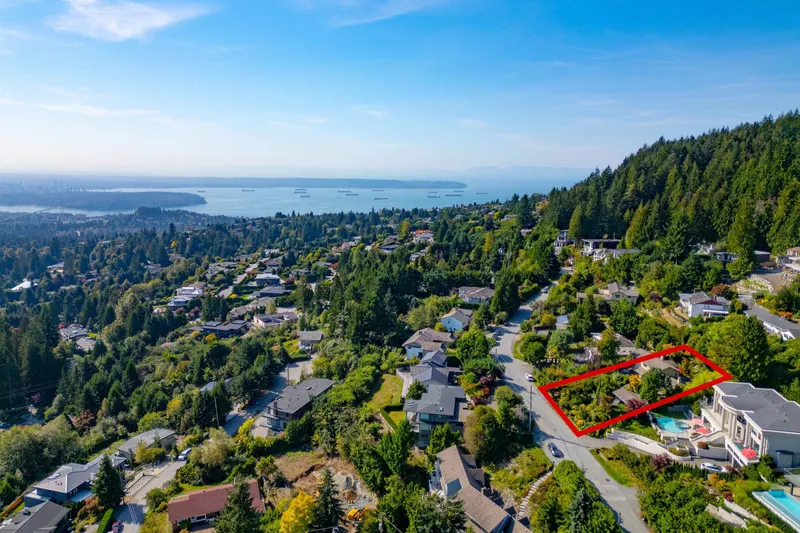 560 CRAIGMOHR DRIVE - photo 4 of 25