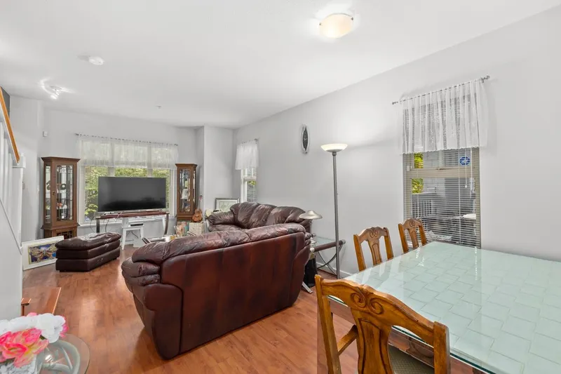 246 600 PARK CRESCENT - photo 4 of 25