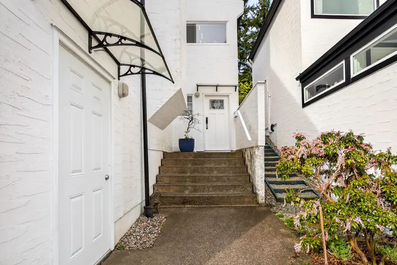 481 SAN REMO DRIVE - photo 4 of 25