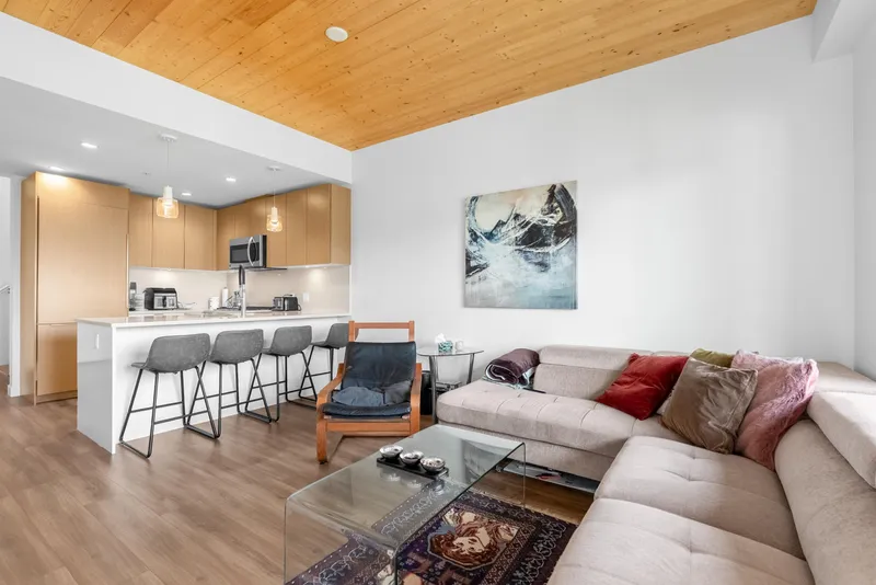 611 108 E 8TH STREET - photo 2 of 25