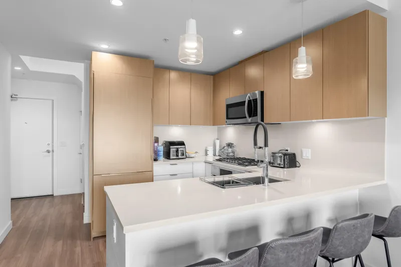 611 108 E 8TH STREET - photo 3 of 25