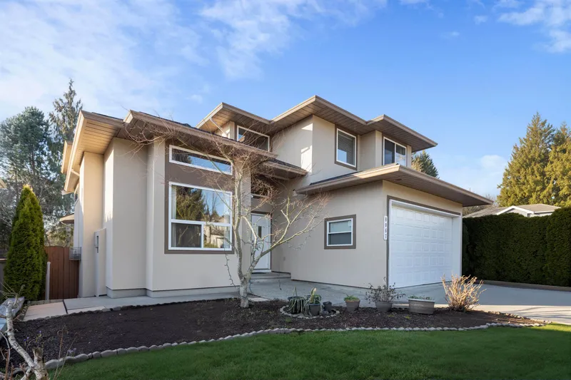 8067 162B STREET - photo 3 of 25