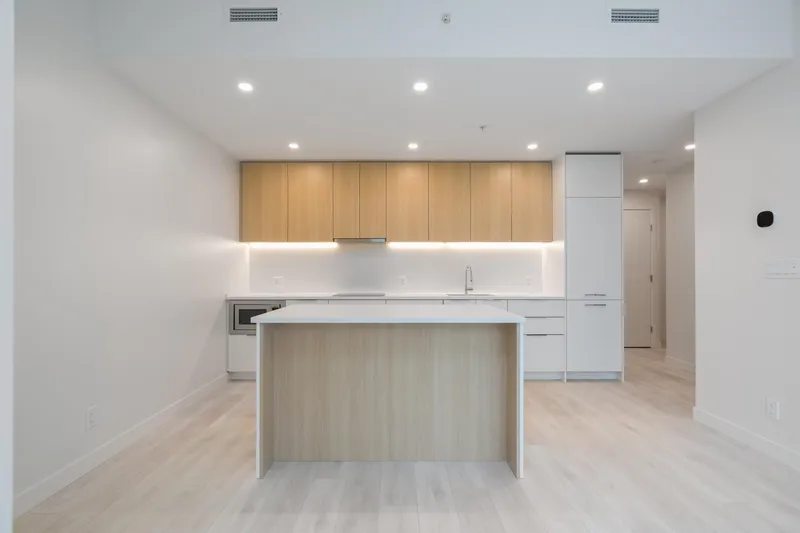 102 13318 104 AVENUE - photo 2 of 19