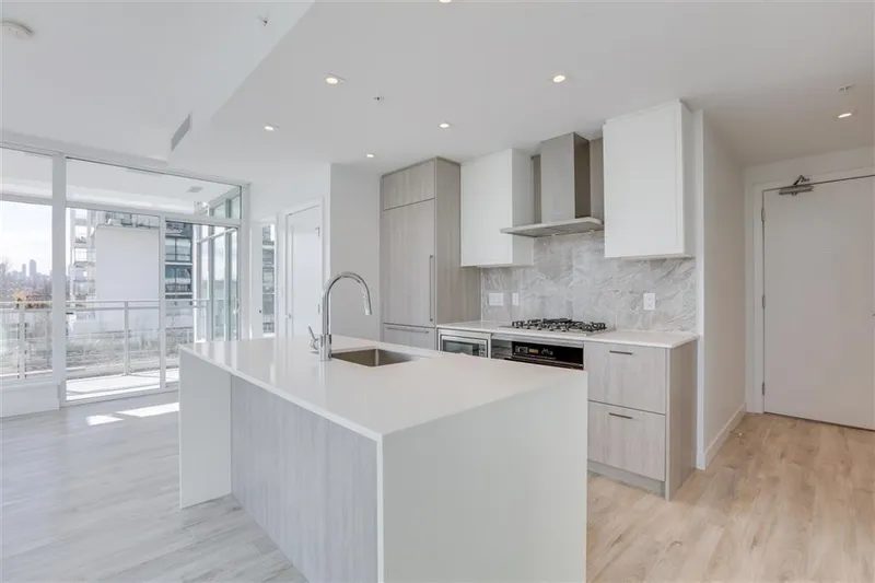 301 2288 ALPHA AVENUE - photo 4 of 18