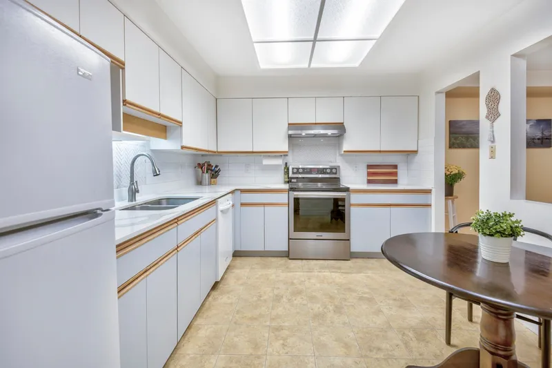 102 501 COCHRANE AVENUE - photo 4 of 25