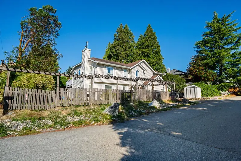 16143 9 AVENUE - photo 2 of 25