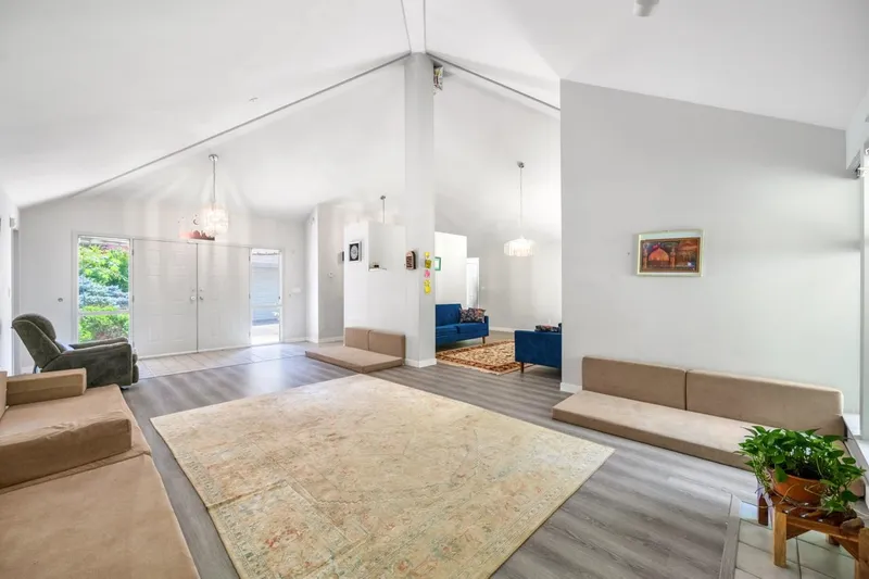 13553 25 AVENUE - photo 3 of 25