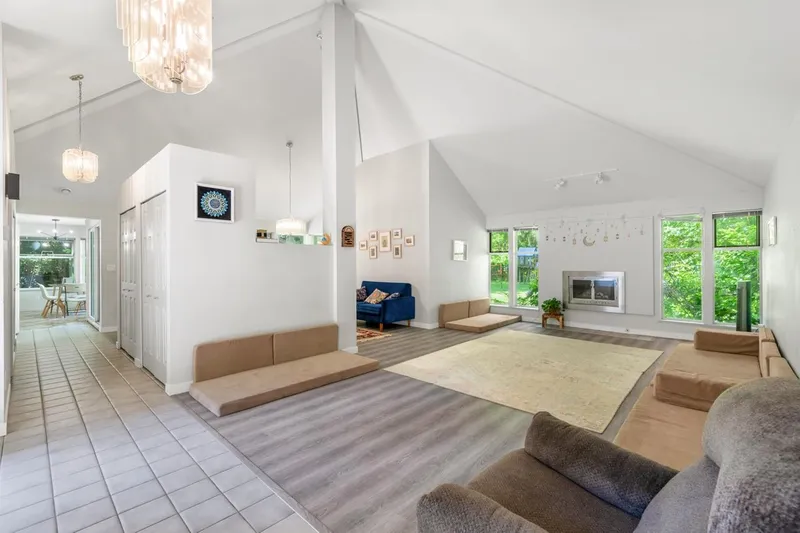 13553 25 AVENUE - photo 4 of 25